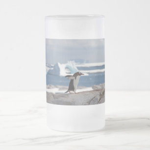 Caneca De Cerveja Vidro Jateado Pinguim em frente a um arco de gelo