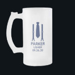 Caneca De Cerveja Vidro Jateado Porteiro Gravata Azul<br><div class="desc">Este caneco de cerveja fosco de 16 oz seria ótimo para os porteiros da sua festa de casamento. Se todos os membros da festa de casamento estiverem vestindo ternos, este design com suspensórios e gravata azul seria perfeito. Casual, mas formal. Seriam ótimos para uma despedida de solteiro ou fim de...</div>