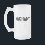 Caneca De Cerveja Vidro Jateado Presentes para Padrinhos de Noivo Festa de Casamen<br><div class="desc">Esta caneca de cerveja para padrinhos apresenta o nome dos padrinhos, título e data escritos em uma tipografia minimalista e em negrito. Basta adicionar os nomes dos padrinhos, seu título e data na seção de personalização para criar seus próprios brindes de casamento. Embora mostrado aqui como uma caneca de cerveja...</div>