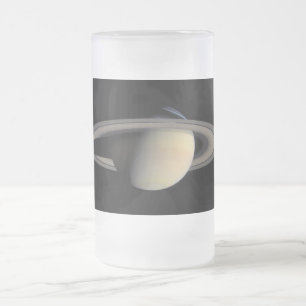 Caneca De Cerveja Vidro Jateado Saturno Iluminado pelo Sol Planeta Gasoso Gigante 