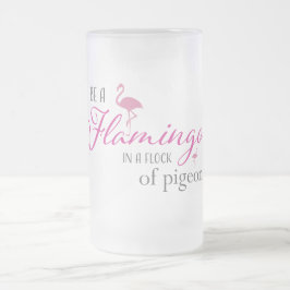 Caneca De Cerveja Vidro Jateado Seja um flamingo em um rebanho dos pombos