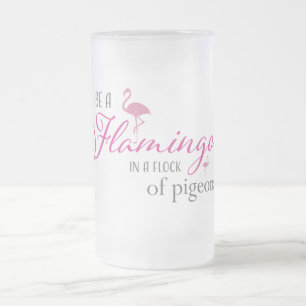Caneca De Cerveja Vidro Jateado Seja um flamingo em um rebanho dos pombos