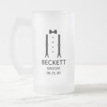 Caneca De Cerveja Vidro Jateado Torre Arco Preto do Groom<br><div class="desc">Esta caneca de cerveja fosco de 16 oz é um excelente para o noivo. Se toda a sua festa de casamento vestir trajes a este design com suspensórios e uma gravata arco a preto seria perfeita. Casual, porém formal. Seria excelente para um fim de semana solteiro ou despedida de solteiro....</div>