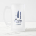 Caneca De Cerveja Vidro Jateado Torre Azul do Groom<br><div class="desc">Esta caneca de cerveja fosco de 16 oz seria excelente para o noivo. Se toda a sua festa de casamento vestir trajes a este design com suspensórios e uma gravata em azul seria perfeita. Casual, porém formal. Eles seriam excelentes para uma despedida de solteiro ou fim de semana. O título...</div>