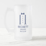 Caneca De Cerveja Vidro Jateado Torre de Arco Azul do Groom<br><div class="desc">Esta caneca de cerveja fosco de 16 oz é um excelente para o noivo. Se toda a sua festa de casamento vestir trajes a este design com suspensórios e uma gravata arco a azul seria perfeita. Casual, porém formal. Seria excelente para um fim de semana solteiro ou despedida de solteiro....</div>