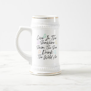 Caneca De Cerveja Viva na Natação do Sol no Mar