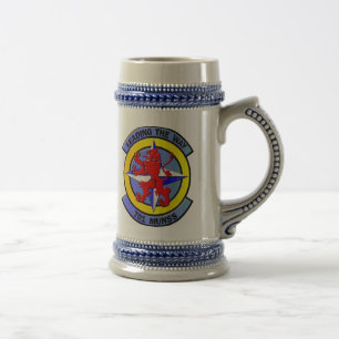Caneca de cerveja w do KB quadrada e logotipos do