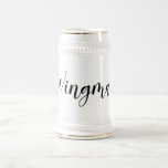 Caneca De Cerveja Wingman Wedding-Party-Black Tie Solteiro<br><div class="desc">Este moderno design Wingman com gravata parece excelente nesta caneca de cerveja. Adicione uma data de casamento para um presente personalizado único. Design por Inge Lewis. Presentes perfeitos para solteiros ou festas de casamento. Localize mais itens correspondentes na biblioteca online ingeinc.com.</div>