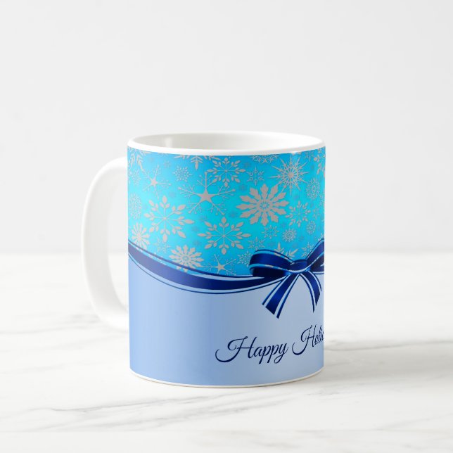 Caneca de Férias com Laço Azul e Flocos de Neve (Frente Esquerda)