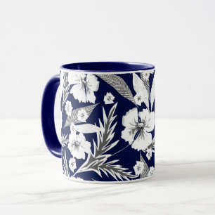 Caneca de flores brancas