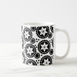 Caneca de flores brancas e pretas