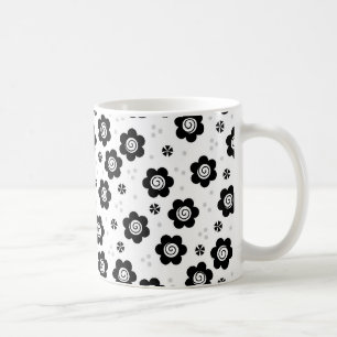 Caneca de flores brancas e pretas