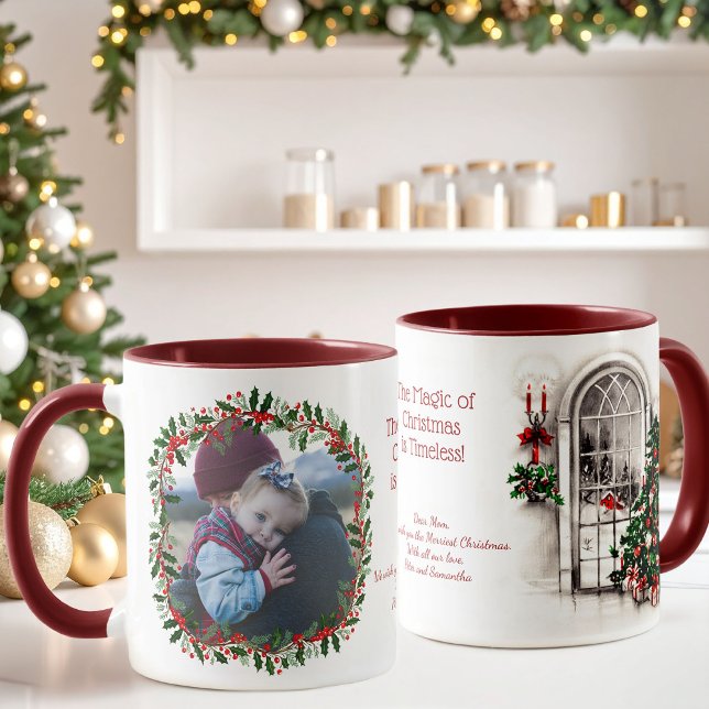 Caneca de Foto de Natal Vintage com Azevinho e Jan (Beautiful Christmas photo mug with a holly wreath bordering your photo and a vintage Christmas scene)