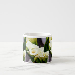 caneca de lírios espresso