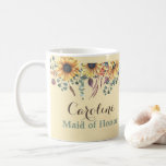 Caneca de Madrinha de casamento de girassol russa<br><div class="desc">Esta bonito caneca de café apresenta uma mostra rústica de girassóis, eucalipto e outros botânicos cortados no topo. O fundo é um amarelo cremoso e o texto é marrom-escuro e verde-musgo. Você personaliza com seu nome de Madrinha de casamento. Você também pode mudar de Madrinha de casamento para Bridesmaid para...</div>