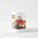 Caneca De Porcelana Amendoins | Felicidade é ser uma das gangues<br><div class="desc">A felicidade é,  de fato,  parte da gangue dos amendoins,  como mostra a amada banda desenhada e suas várias adaptações. Os personagens amendoins,  apesar de suas falhas e lutas,  encontram alegria em suas amizades e experiências compartilhadas.</div>