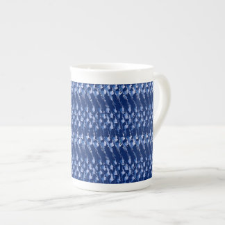 Caneca De Porcelana Azul e branco perto do mar