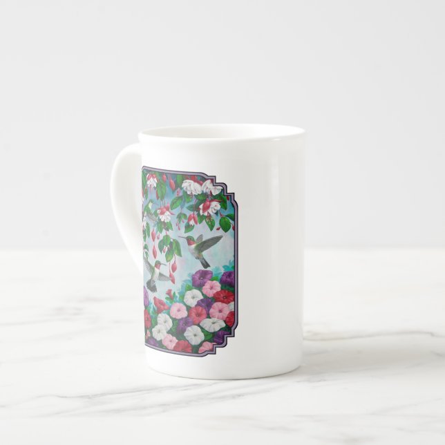 Caneca De Porcelana Beijos do Jardim Flor de Fuchsia (Frente Esquerda)