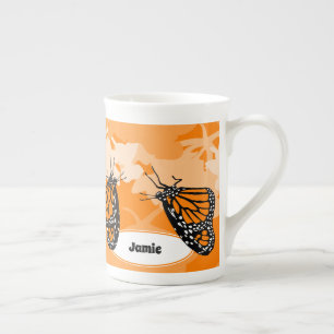 Caneca De Porcelana Borboleta Monarca Reproduzida e Nome Laranja