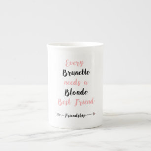 Caneca De Porcelana Cada Brunette precisa um melhor amigo louro.