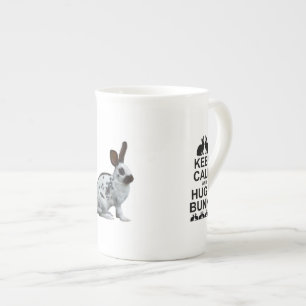 Caneca De Porcelana Calma e abraço um coelho