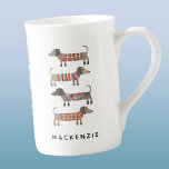 Caneca De Porcelana Cão de linguiça de Dachshund Personalizado<br><div class="desc">Enchidos bonitos de Dachshund ou cachorros-salsicha em tricô malhado. Perfeito para amantes de cachorros e ambulantes de cães. Nome da tipografia moderna. Arte original de Nic Squirrell. Altere o nome para personalizar.</div>