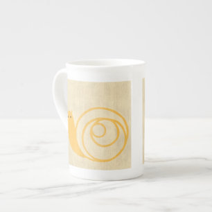 Caneca De Porcelana Caracol Amarelo no Fundo do Cream