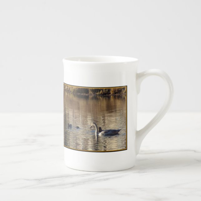 Caneca De Porcelana Cisnes Brancas Ossos da China Mug (Direita)