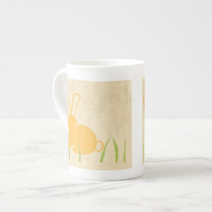 Caneca De Porcelana Coelhinho Amarelo e Grama Verde por Chariklia Zarr