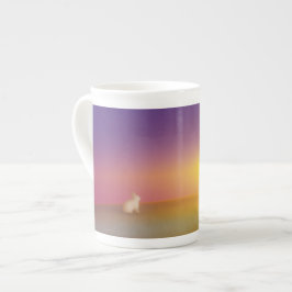 Caneca De Porcelana Coelho Branco Bonito no Monte Grassy no nascer do 