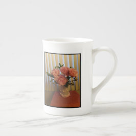 Caneca de porcelana com buquê de peônia rosa