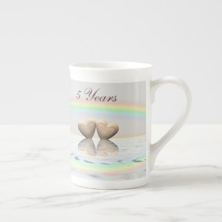 Caneca De Porcelana Corações de Madeira do 5 Aniversário