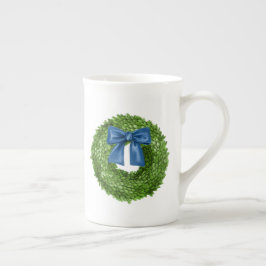 Caneca De Porcelana Coroa de buxo com laço azul em cerâmica