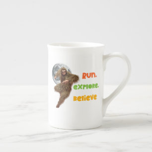 Caneca De Porcelana Correndo Aventura Sasquatch Acredite Design