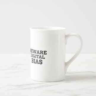 Caneca De Porcelana Cuidado com o Viés Digital