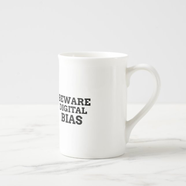 Caneca De Porcelana Cuidado com o Viés Digital (Direita)