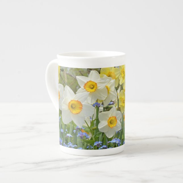Caneca De Porcelana Daffodils brancos e amarelos (Frente Esquerda)