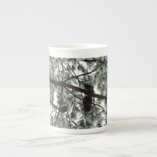 Caneca De Porcelana Debaixo da Árvore de Pinheiro Coberta de Neve Foto