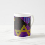 Caneca De Porcelana Estrela Feliz de Chanucá de SlipperyJoe de David m<br><div class="desc">Estrela Feliz de Chanucá de SlipperyJoe da Celebração Artística de David menorah Dreidel Velas judaicas Hebraico Chanukah dava decorações religião judaísmo cultura religiosa práticas religiosas tradições simbólicas design de profundidade de contraste simetria</div>