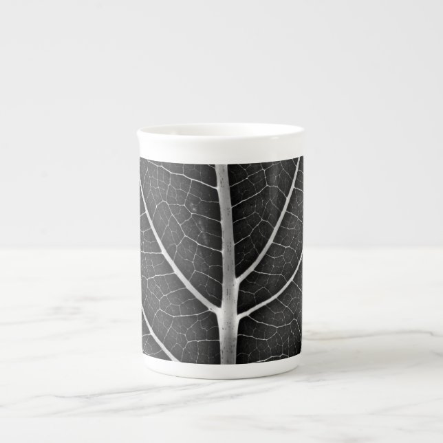 Caneca De Porcelana Fecho de folhas brilhantes a preto e branco (Frente)