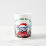 Caneca De Porcelana Feliz Aussie Christmas Koala<br><div class="desc">Um Natal Aussie muito Feliz com este coala fofo Este coala peludo é um nativo da Austrália que eles são facilmente reconhecíveis pelo seu corpo escondido e cabeça grande com orelhas redondas,  lisas e nariz grande e em forma de colher.</div>