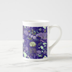 Caneca De Porcelana Flores com atmosfera elegante e misteriosa