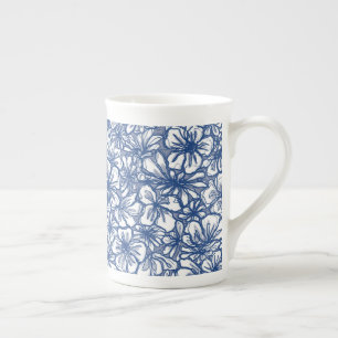 Caneca De Porcelana Flores Vibrantes em Azul e Branco