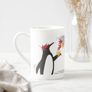 Caneca De Porcelana Folhas de bordo de outono e pinguim engraçado