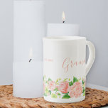 Caneca De Porcelana Grammie Watercolor Coral Floral Rosa<br><div class="desc">Bonito caneca de porcelana para sua gramínea. Linda design floral de aquarela em tons de coral rosa e verde. Grammie é elegantemente escrito em tipografia de estilos manuais em ambos os lados da caneca. O modelo está configurado para que você adicione seu próprio texto personalizado, como o ano estabelecido, mas...</div>