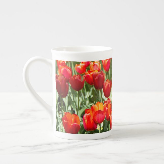 Caneca De Porcelana Grande campo de tulipas vermelhas (Esquerda)