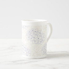 Caneca De Porcelana Hortênsias Roxas delineadas