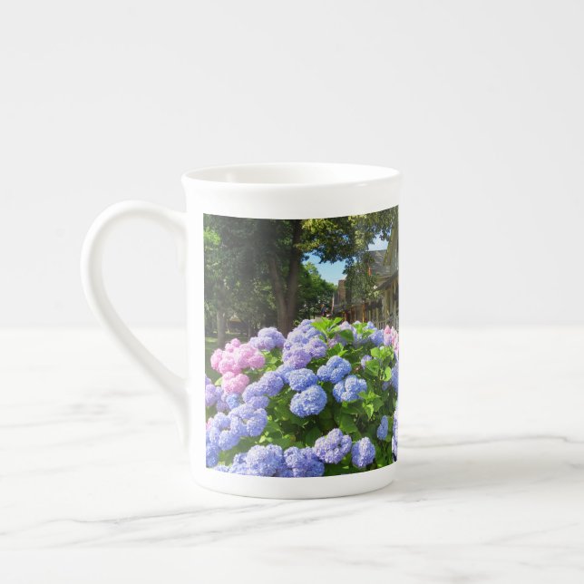 Caneca De Porcelana Hydrangeas Azuis e Rosa - Vineyard de Martha (Esquerda)