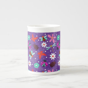 Caneca De Porcelana Insetos Coloridos e Flores em um Fundo Roxo