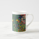 Caneca De Porcelana Jardim Flor Gustav Klimt<br><div class="desc">Bone China Mug apresentando o Jardim de Fazendas de óleo de Gustav Klimt com girassóis (1907). Um belo jardim de girassóis e belas flores azuis,  vermelhas,  roxas,  rosa e brancas. Um presente de excelente para fãs de Arte Nouveau e de Arte Austríaca.</div>